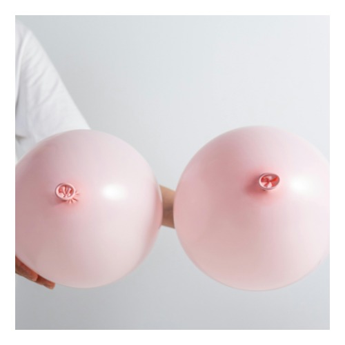 Două baloane roz care fac trimitere la operația de mastectomie
