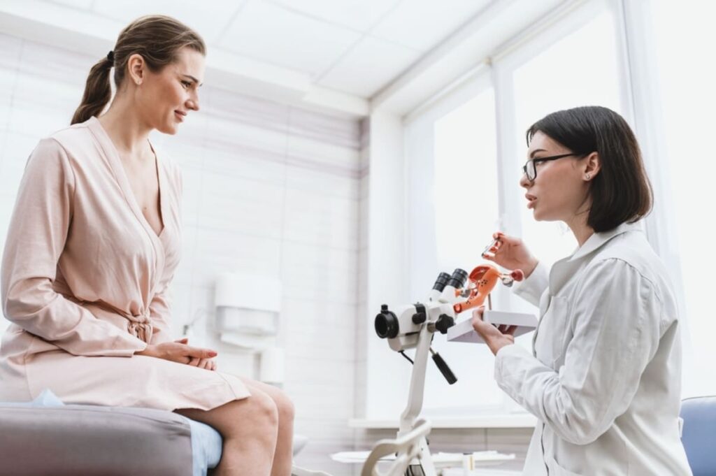 femeie care discuta cu medicul despre vaginoplastie